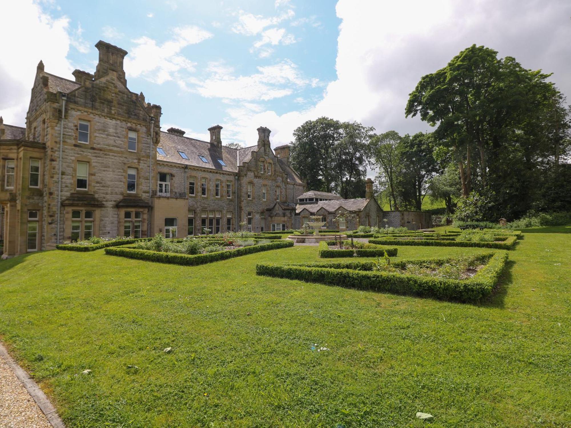 The Violet Suite Stone Cross Mansion Улверстон Экстерьер фото